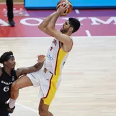 Santi Aldama anota una canasta durante el España - Bahamas del Preolímpico Santi Aldama anota una canasta durante el España - Bahamas del Preolímpico