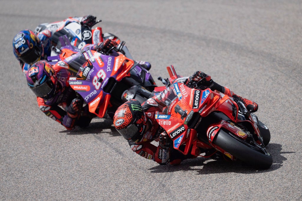 Bagnaia aprovecha una caída de Martín y se pone líder del Mundial Bagnaia aprovecha una caída de Martín y se pone líder del Mundial