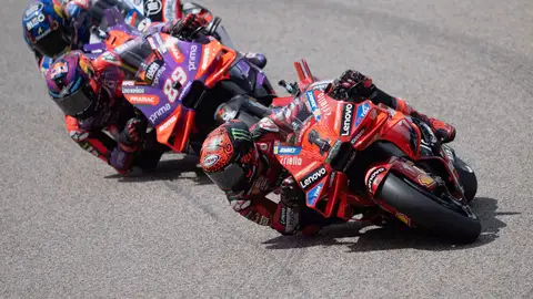 Bagnaia aprovecha una caída de Martín y se pone líder del Mundial Bagnaia aprovecha una caída de Martín y se pone líder del Mundial