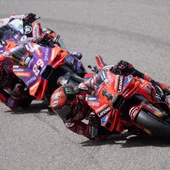 Bagnaia aprovecha una caída de Martín y se pone líder del Mundial Bagnaia aprovecha una caída de Martín y se pone líder del Mundial