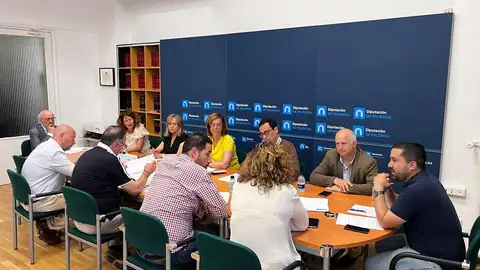 La Diputación de Palencia pone a disposición de los ayuntamientos 300.000 euros para ayudar al mantenimiento de sus colegios .