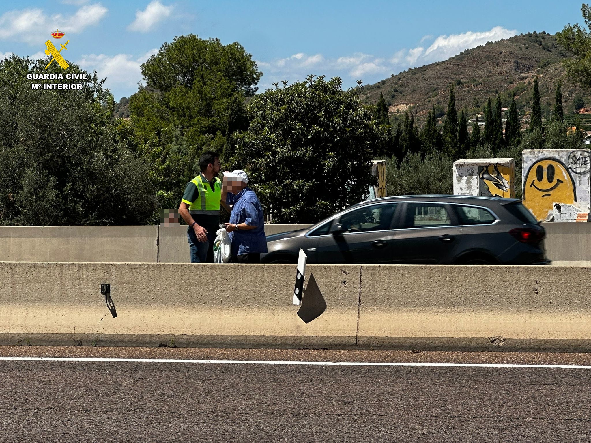 Un guardia civil fuera de servicio rescata a un anciano que caminaba desorientado por la Autovía A-23 Un guardia civil fuera de servicio rescata a un anciano que caminaba desorientado por la Autovía A-23