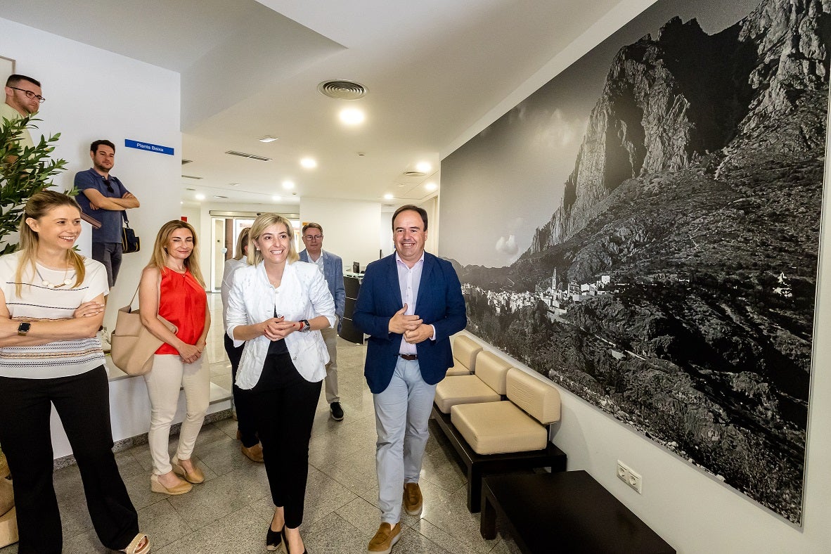 La titular de Justicia de la Comunitat visita Finestrat, donde su Conselleria digitaliza 8.000 libros del Juzgado de Paz La titular de Justicia de la Comunitat visita Finestrat, donde su Conselleria digitaliza 8.000 libros del Juzgado de Paz