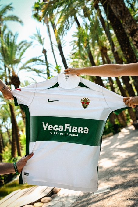 El Elche presenta la camiseta de la próxima temporada con la vuelta de la franja completa El Elche presenta la camiseta de la próxima temporada con la vuelta de la franja completa