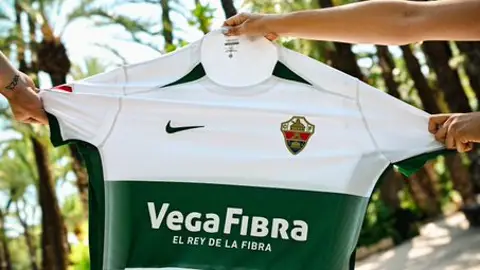 El Elche presenta la camiseta de la próxima temporada con la vuelta de la franja completa La nueva piel del Elche recupera la franja completa e incluye un detalle de la Palmera Imperial