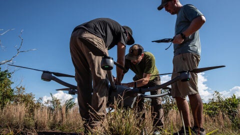 Cient&iacute;ficos revisan un dron