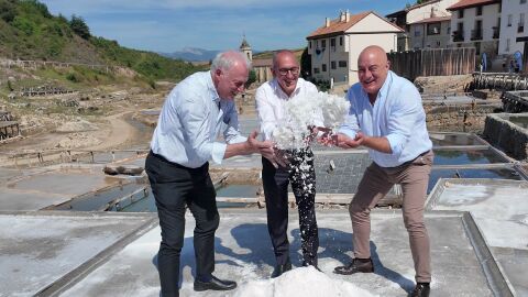 El cocinero del Etxebarri, Bittor Arginzoniz, inaugura la cosecha de la sal en A&ntilde;ana