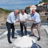 El cocinero del Etxebarri, Bittor Arginzoniz, inaugura la cosecha de la sal en Añana El cocinero del Etxebarri, Bittor Arginzoniz, inaugura la cosecha de la sal en Añana