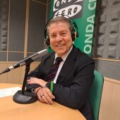 El presidente de Castilla-La Mancha, Emiliano García-Page, durante la entrevista con Carlos Alsina