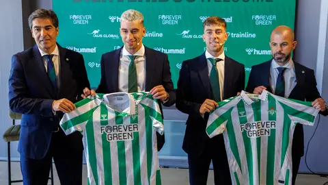 El presidente del Real Betis, Ángel Haro y el director deportivo, Manu Fajardo, durante la presentación de Marc Roca e Iker Losada. El presidente del Real Betis, Ángel Haro y el director deportivo, Manu Fajardo, durante la presentación de Marc Roca e Iker Losada.