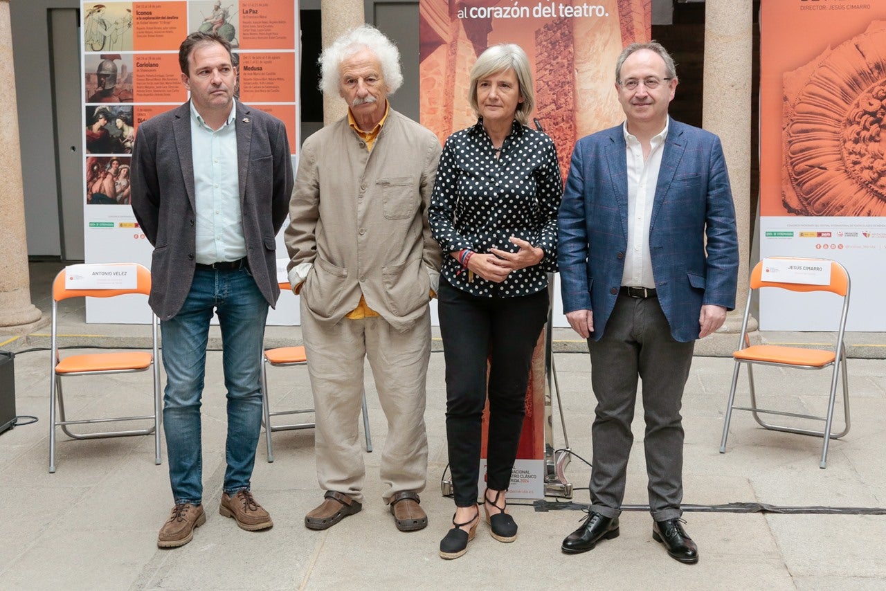 El Brujo reflexiona como "juglar" sobre el destino en la tragedia griega en 'Iconos' dentro del Festival de Mérida El Brujo reflexiona como "juglar" sobre el destino en la tragedia griega en 'Iconos' dentro del Festival de Mérida