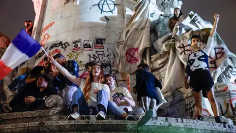 Jóvenes celebrando los resultados de las elecciones en Francia en la Plaza de la República de París Jóvenes celebrando los resultados de las elecciones en Francia en la Plaza de la República de París/ EFE/EPA/YOAN VALAT