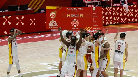 Los jugadores de España celebran su victoria por 86-78 ante Bahamas en la final del preolímpico que España y Bahamas han disputado este domingo en Valencia. Los jugadores de España celebran su victoria por 86-78 ante Bahamas en la final del preolímpico que España y Bahamas han disputado este domingo en Valencia.