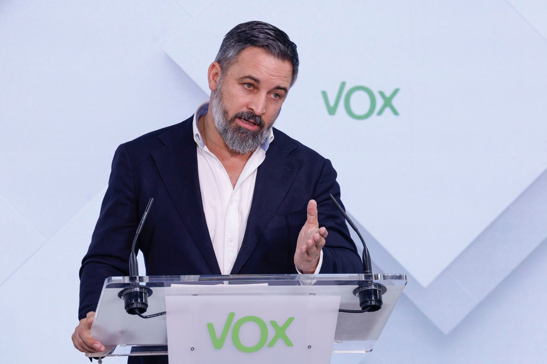 Abascal amenaza ahora los pactos con el PP en ayuntamientos si "colaboran activamente" en el reparto de menores Abascal amenaza ahora los pactos con el PP en ayuntamientos si "colaboran activamente" en el reparto de menores