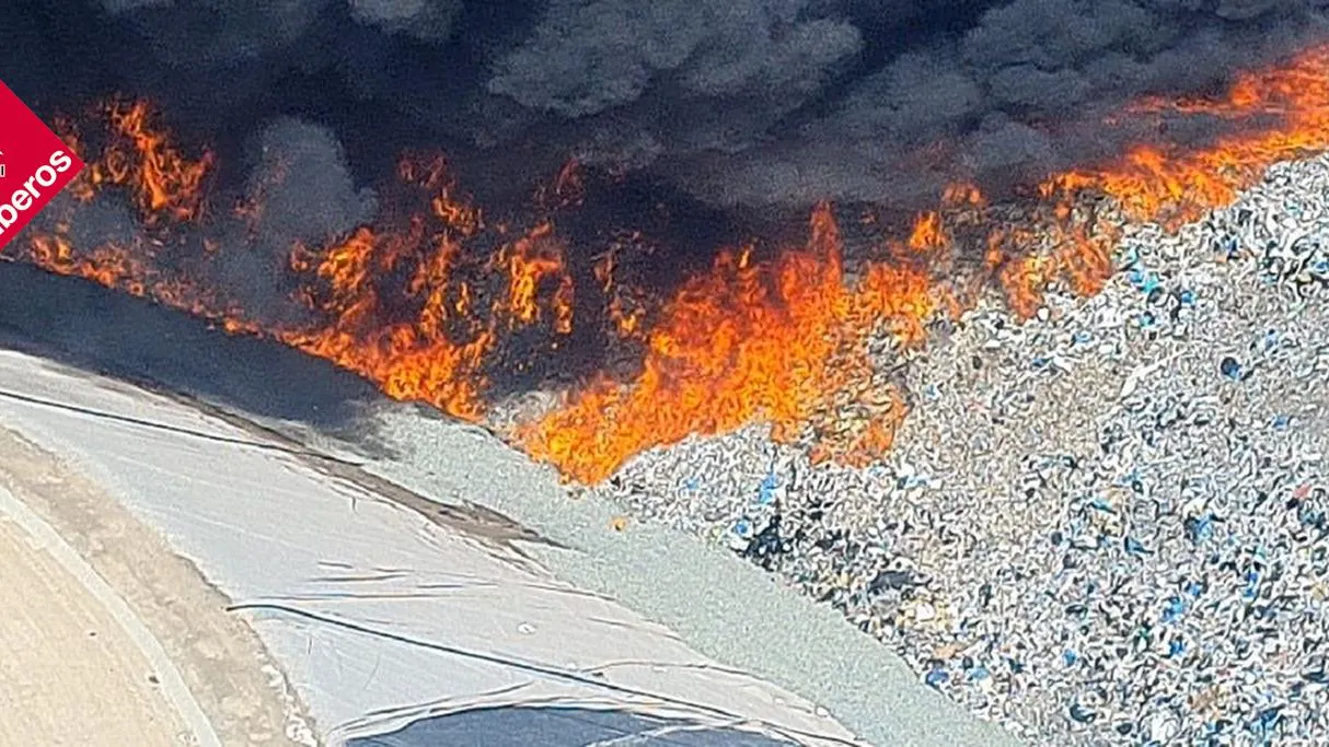 Incendio en el vertedero de Jijona