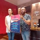 Inmaculada Pacheco y Javier León posan con el cartel de Festivaldepeñas Inmaculada Pacheco y Javier León posan con el cartel de Festivaldepeñas