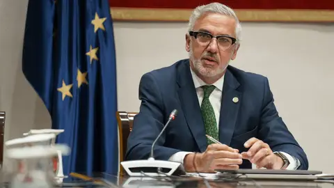 Lluuis Serra, rector de la ULPGC y ex portavoz del comité de expertos del Gobierno de Canarias durante la pandemia en su comparecencia ante la Comisión de Investigación de la cmpra de material sanitario Lluuis Serra, rector de la ULPGC y ex portavoz del comité de expertos del Gobierno de Canarias durante la pandemia en su comparecencia ante la Comisión de Investigación de la cmpra de material sanitario