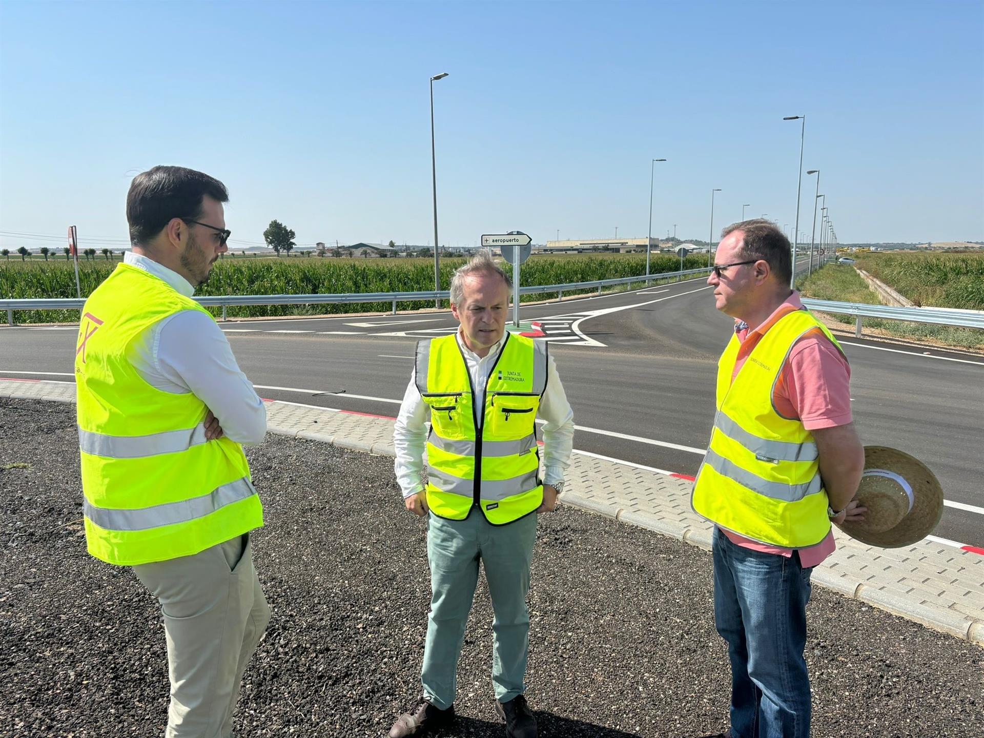 Abierto al tráfico un tramo de la nueva carretera que conecta con el Aeropuerto de Badajoz Abierto al tráfico un tramo de la nueva carretera que conecta con el Aeropuerto de Badajoz