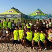 Equipo masculino y femenino del club Voley Playa Poniente de Benidorm