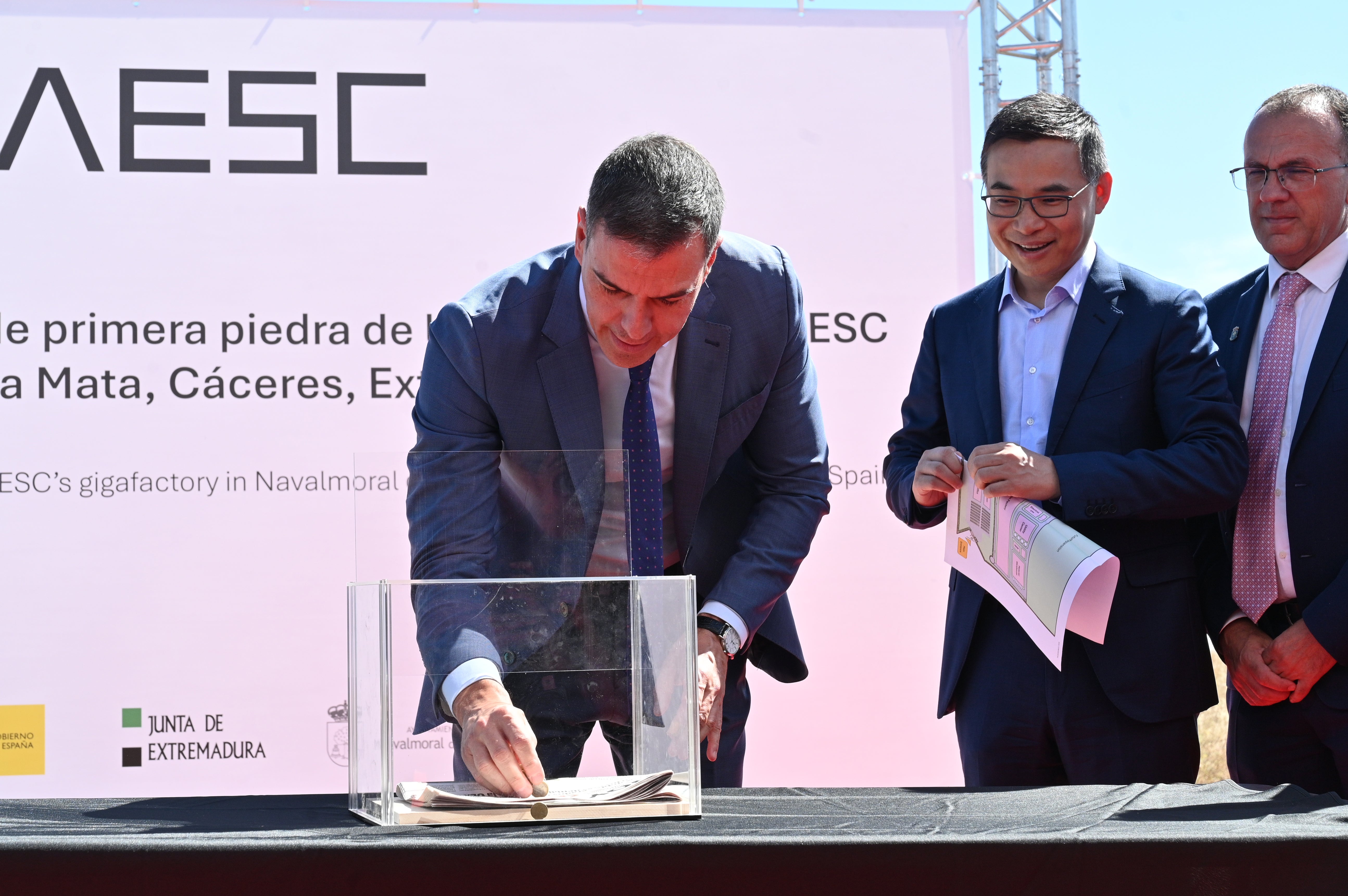 Sánchez señala que la instalación de la gigafactoría en Navalmoral es "un ejemplo de compromiso con Extremadura" Sánchez señala que la instalación de la gigafactoría en Navalmoral es "un ejemplo de compromiso con Extremadura"