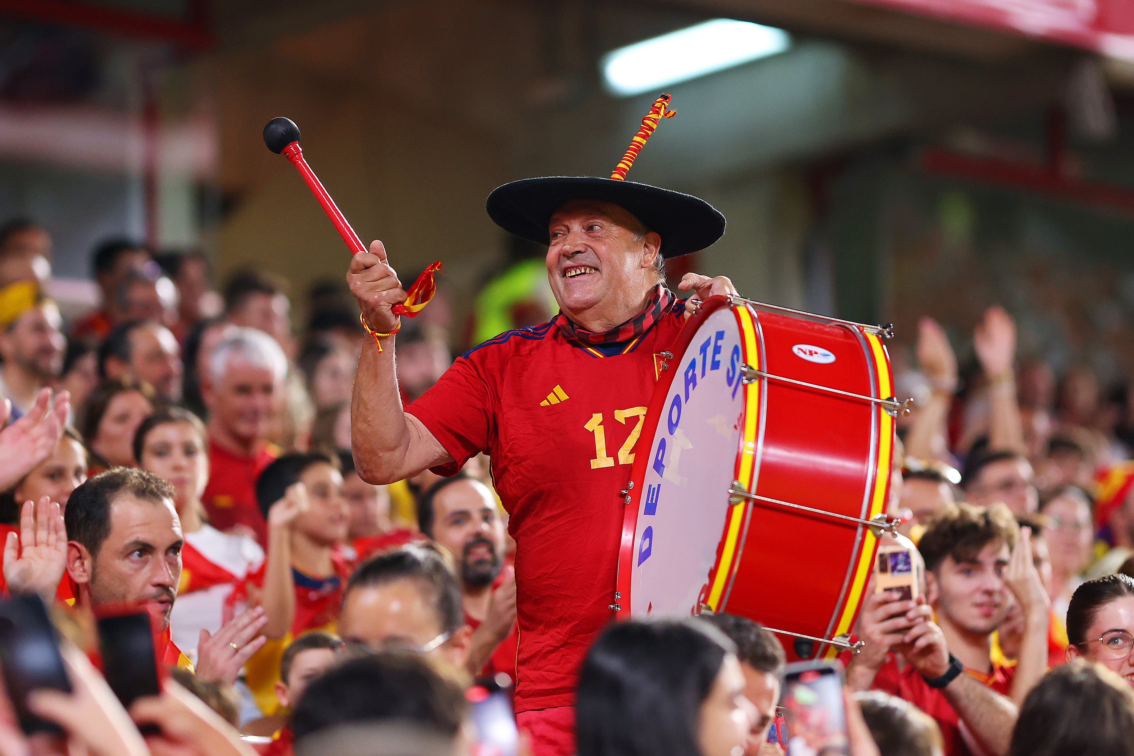 Manolo 'el del bombo': "Si España pasa me gustaría ir a la final" Manolo 'el del bombo': "Si España pasa me gustaría ir a la final"