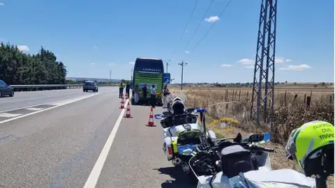 La Guardia Civil de Palencia auxilia a 67 personas tras la avería de un autobús .