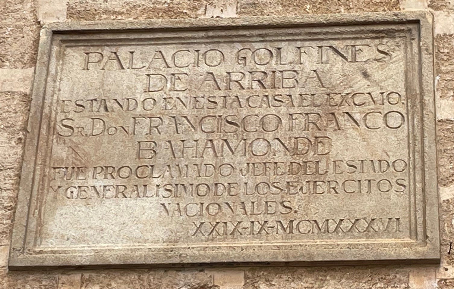 La ARMHEX pide la retirada de la placa franquista de la fachada principal del Palacio de los Golfines de Arriba en Cáceres La ARMHEX pide la retirada de la placa franquista de la fachada principal del Palacio de los Golfines de Arriba en Cáceres