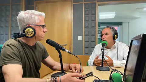 Juan de Sola - Rafa Domínguez Rafa Domínguez en una entrevista con Juan de Sola en el estudio de Onda Cero Pontevedra
