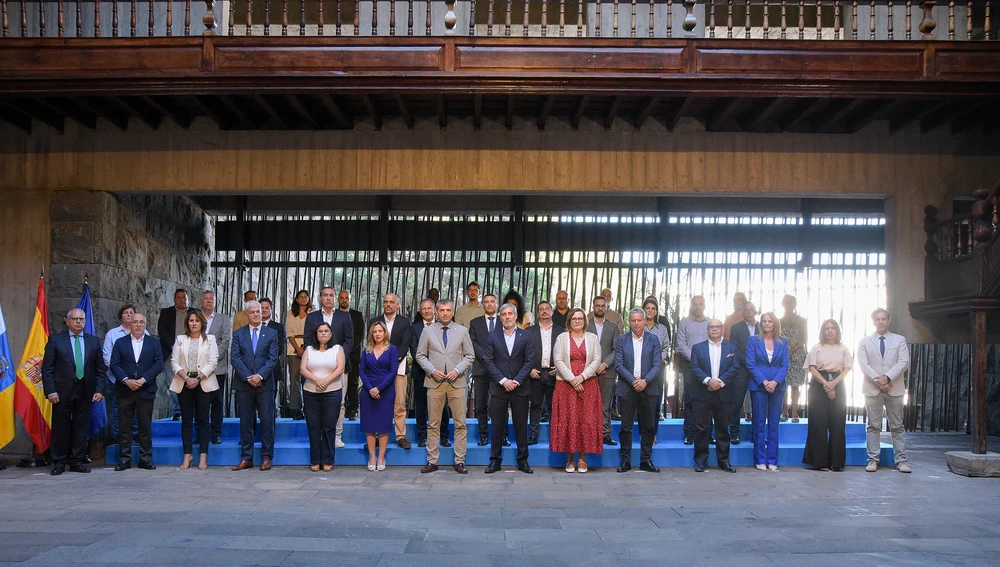 Foto de familia de la reunión mantenida entre el Gobierno de Canarias, la FECAM y las entidades del 3º sector en torno a la reforma de Ley de Extranjería Foto de familia de la reunión mantenida entre el Gobierno de Canarias, la FECAM y las entidades del 3º sector en torno a la reforma de Ley de Extranjería
