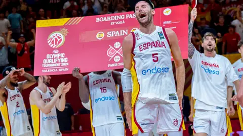 Rudy Fernández, en el centro de la celebración, será el único jugador de baloncesto con seis Juegos Olímpicos tras Paris 2024, cita a la que España se ha clasificado tras ganar el Preolímpico de Valencia Rudy Fernández, en el centro de la celebración, será el único jugador de baloncesto con seis Juegos Olímpicos tras Paris 2024, cita a la que España se ha clasificado tras ganar el Preolímpico de Valencia