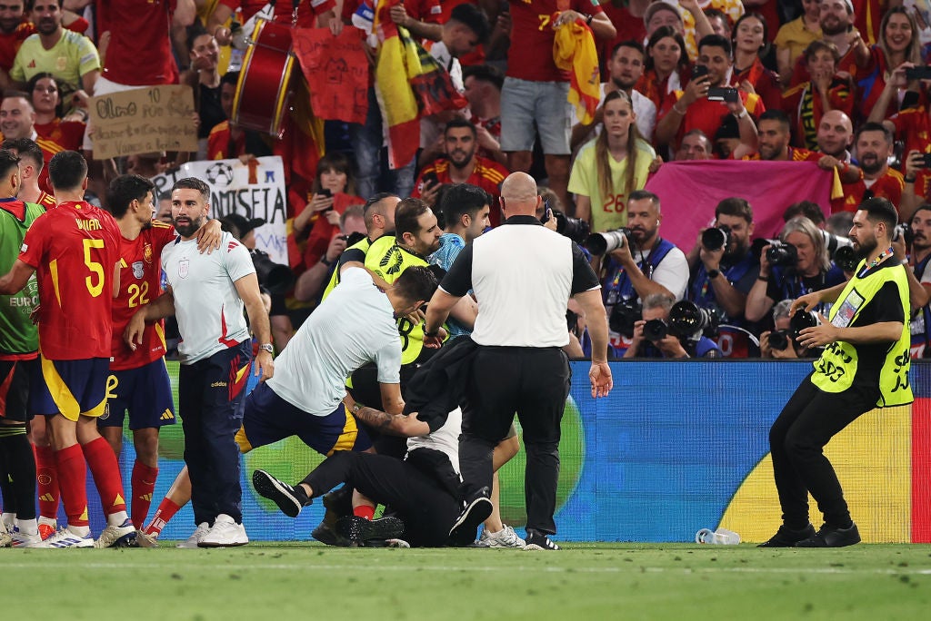 Un empleado de seguridad cae sobre Morata y le deja con visibles molestias Un empleado de seguridad cae sobre Morata y le deja con visibles molestias