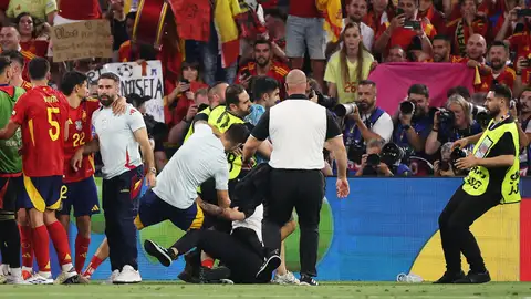 El golpe de un empleado de seguridad a Morata durante la celebración El golpe de un empleado de seguridad a Morata durante la celebración