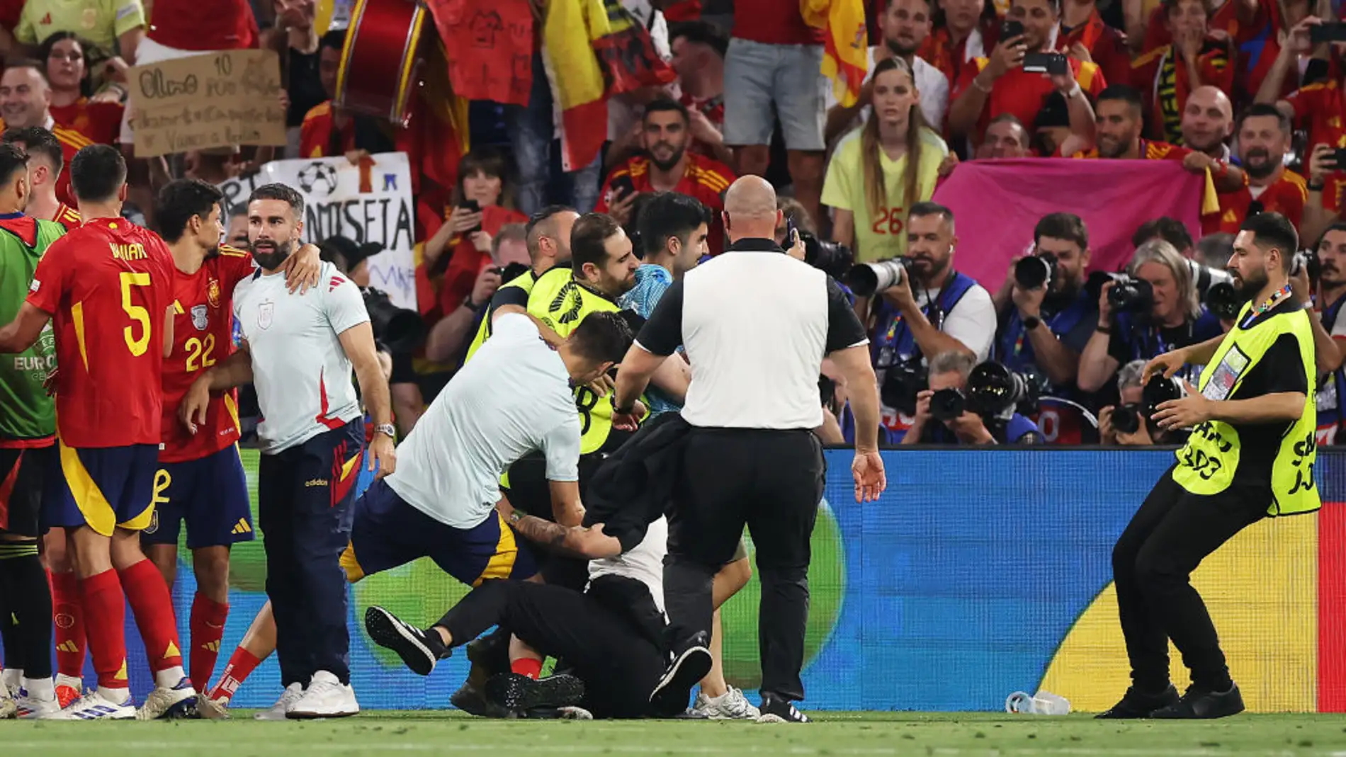 El golpe de un empleado de seguridad a Morata durante la celebración El golpe de un empleado de seguridad a Morata durante la celebración