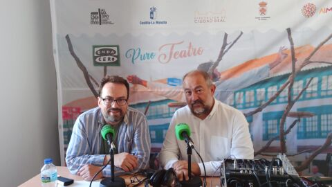 Javier Ru&iacute;z con el Rector de la UCLM, Juli&aacute;n Garde en Puro Teatro