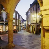 Comerciantes del Casco Histórico lamenta que se pretenda "criminalizar" a quien quiere venir a dejar el dinero a Santiago y disfrutar de unas vacaciones Comerciantes del Casco Histórico lamenta que se pretenda "criminalizar" a quien quiere venir a dejar el dinero a Santiago y disfrutar de unas vacaciones