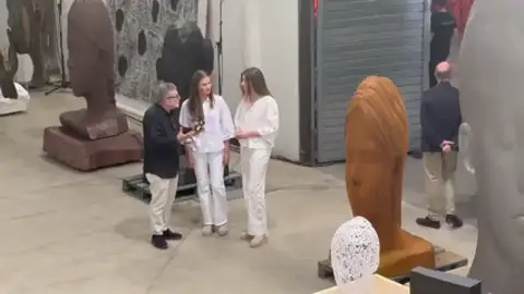 La Princesa Leonor y la Infanta Sofía visitan el taller del escultor Jaume Plensa