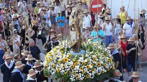 Algorfa afronta el ecuador de las celebraciones con la vista puesta en el día grande de la Virgen del Carmen Imagen de la reciente romería de traslado a la ermita de la patrona de Algorfa, la Virgen del Carmen