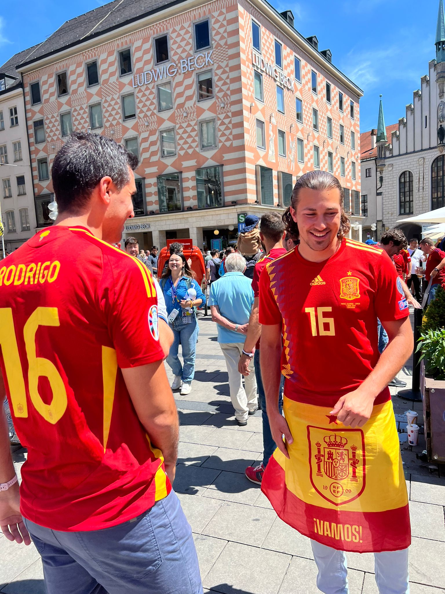 Los hermanos de Rodrigo antes del España-Francia, en Onda Cero: "Le hemos dicho que no se relaje y que apriete" Los hermanos de Rodrigo antes del España-Francia, en Onda Cero: "Le hemos dicho que no se relaje y que apriete"