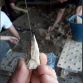Punta de sílex del periodo musteriense (Paleolítico Medio)