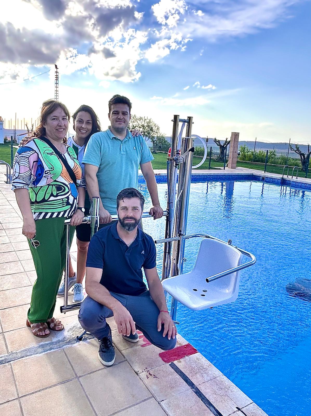 Carcelén ya puede disfrutar de una silla para personas con movilidad reducida en la piscina municipal Carcelén ya puede disfrutar de una silla para personas con movilidad reducida en la piscina municipal