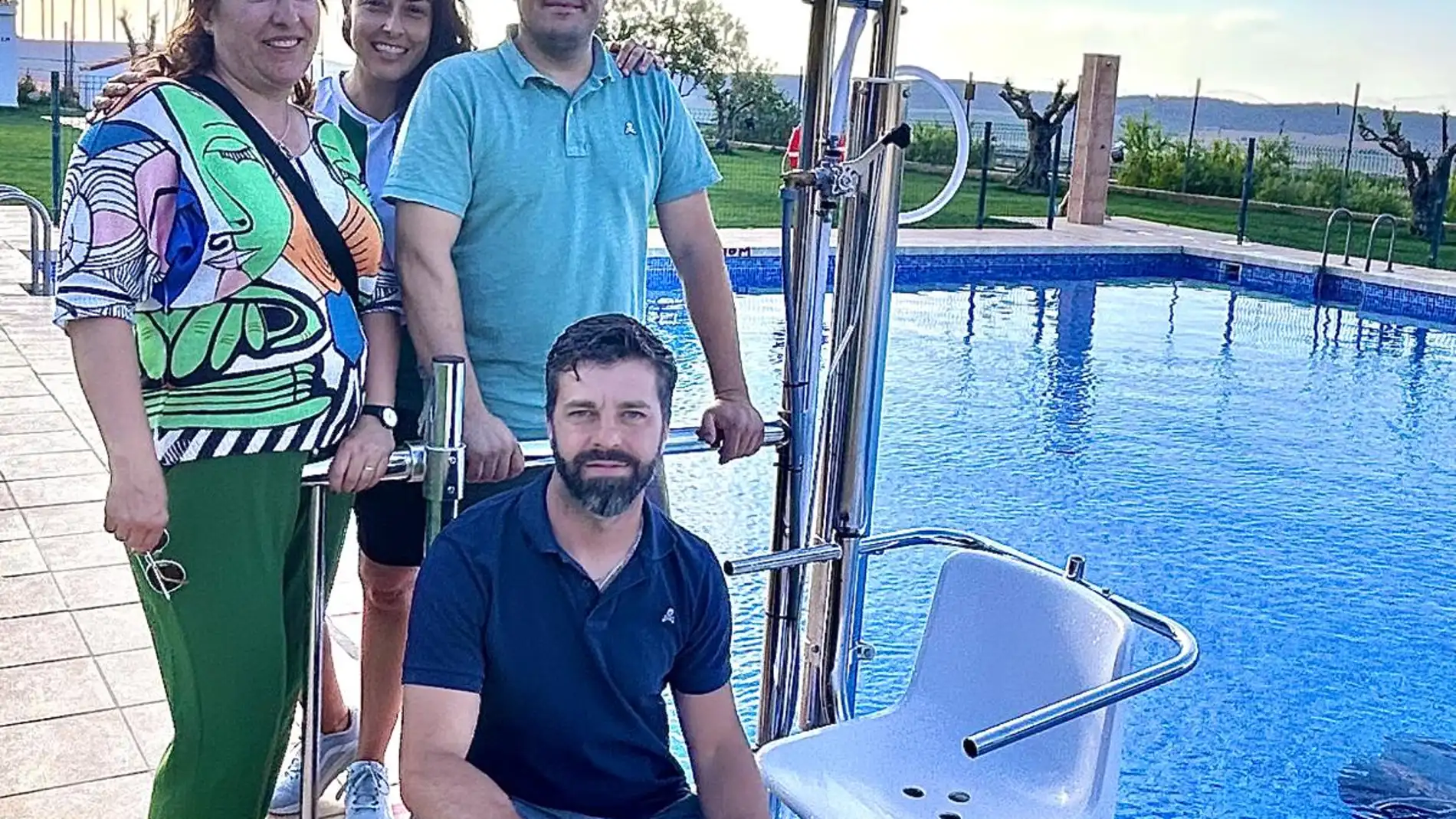 Carcelén ya puede disfrutar de una silla para personas de movilidad reducida en la piscina municipal