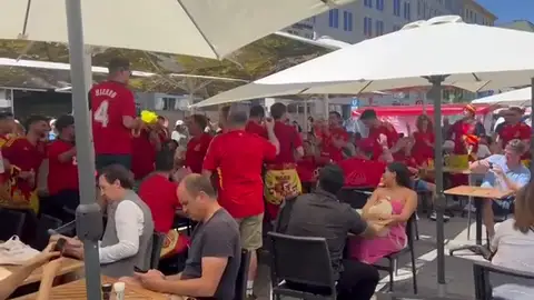 Los aficionados españoles tiñen de rojo las calles de Múnich Los aficionados españoles tiñen de rojo las calles de Múnich