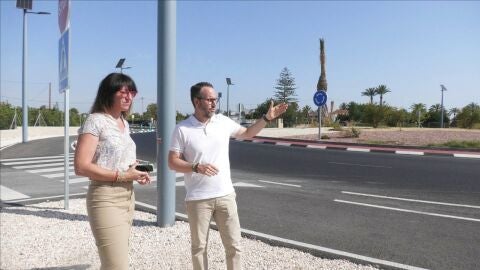 La concejala socialista Patricia Maciá y el portavoz del PSOE, Héctor Díez, en la carretera Elche-Santa Pola. 