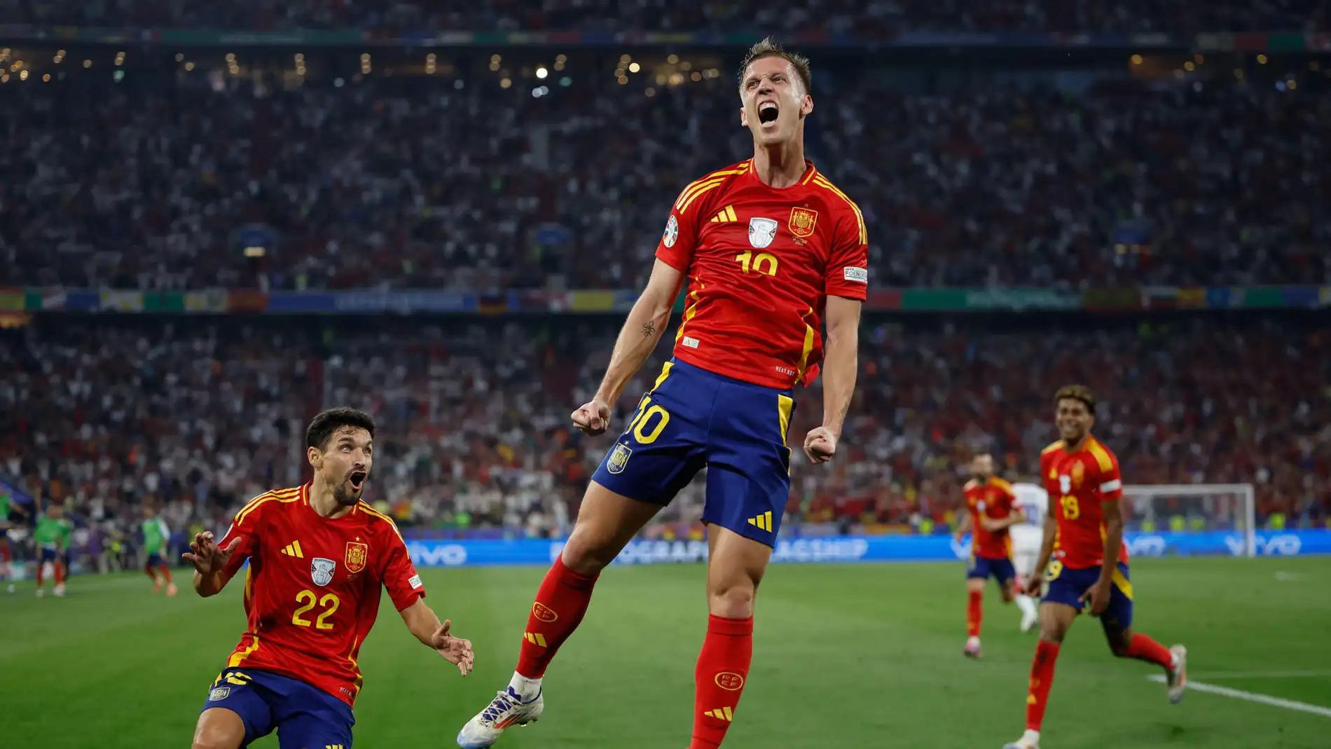 El centrocampista de la selección española Dani Olmo celebra tras marcar el segundo gol ante Francia, durante el partido de semifinales de la Eurocopa de fútbol que España y Francia disputan este martes en Múnich. El centrocampista de la selección española Dani Olmo celebra tras marcar el segundo gol ante Francia, durante el partido de semifinales de la Eurocopa de fútbol que España y Francia disputan este martes en Múnich.