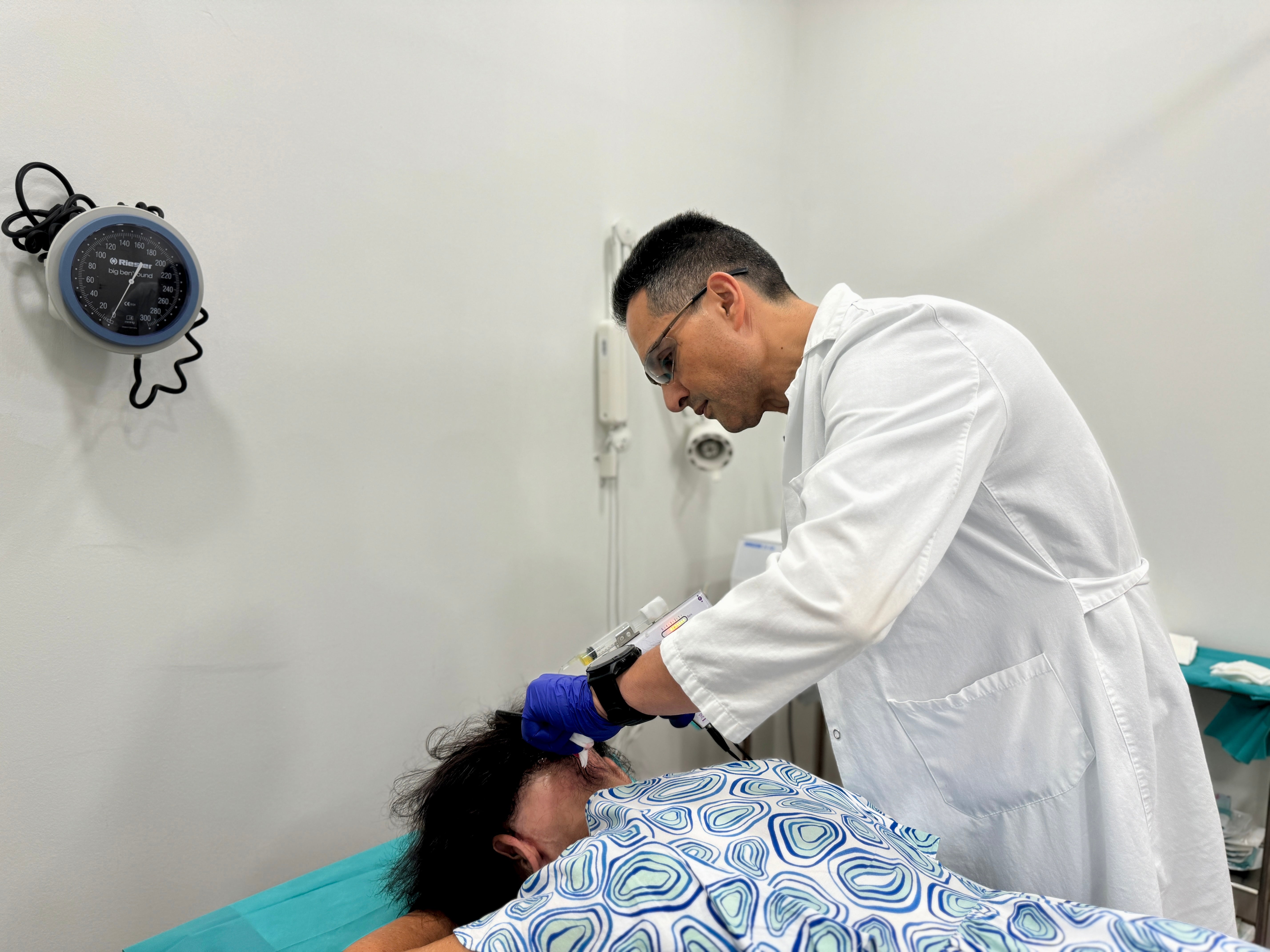 Los expertos advierten que la caída del cabello de la mujer en verano es normal siempre que no sea especialmente llamativa y continuada Los expertos advierten que la caída del cabello de la mujer en verano es normal siempre que no sea especialmente llamativa y continuada