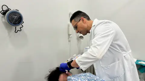 Los expertos advierten que la caída del cabello de la mujer en verano es normal siempre que no sea especialmente llamativa y continuada Los expertos advierten que la caída del cabello de la mujer en verano es normal siempre que no sea especialmente llamativa y continuada