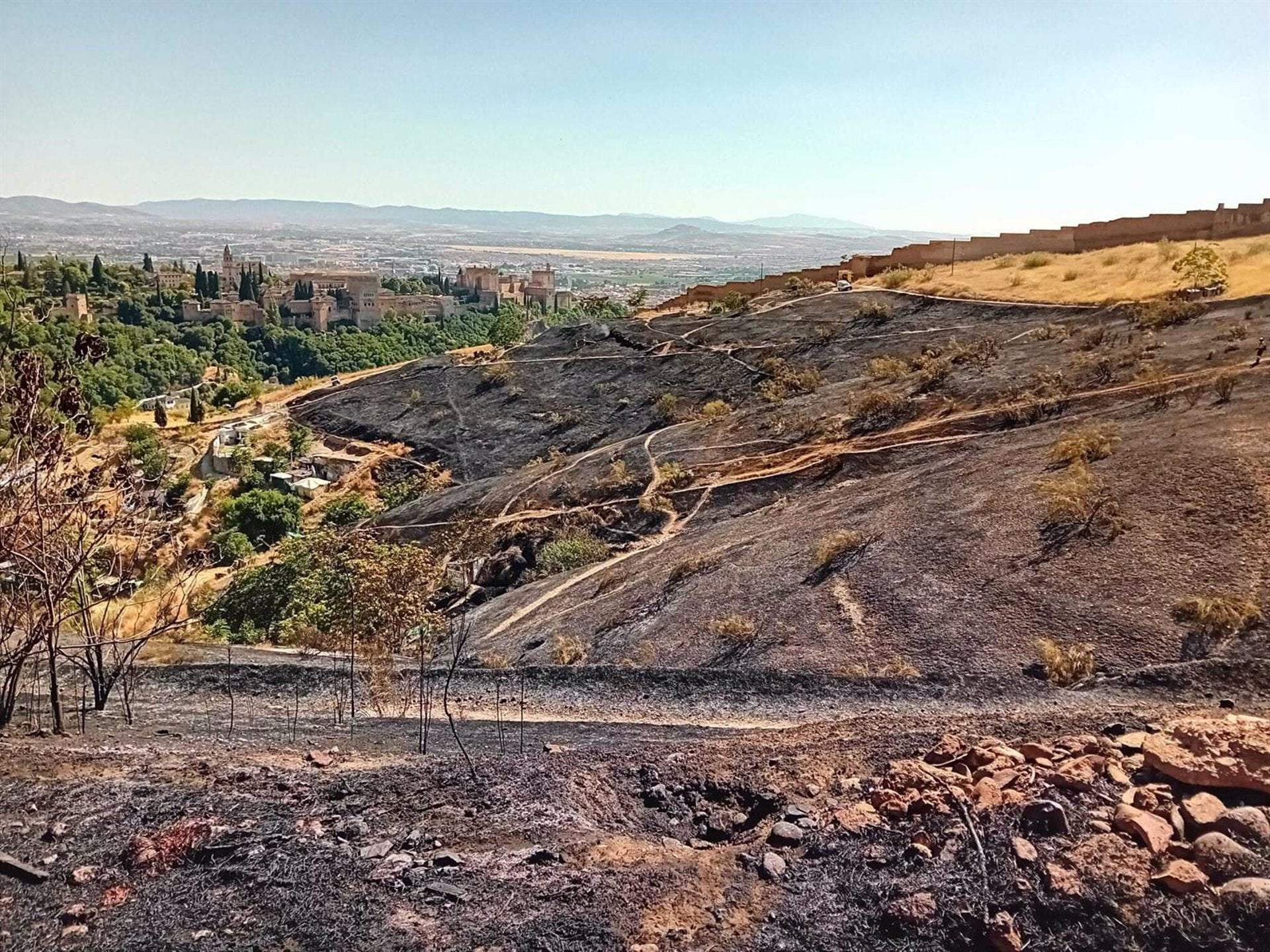 Abren una investigación para saber las causas del incendio en el Sacromonte: "Si se levanta en verano un poco de aire, corremos mucho peligro" Abren una investigación para saber las causas del incendio en el Sacromonte: "Si se levanta en verano un poco de aire, corremos mucho peligro"