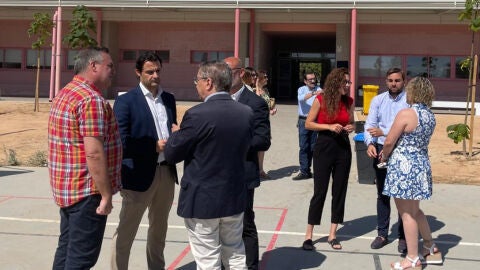Imagen reciente de la visita al CEIP Amanecer del Conseller de Educaci&oacute;n junto al alcalde, el concejal del &aacute;rea y el director del centro