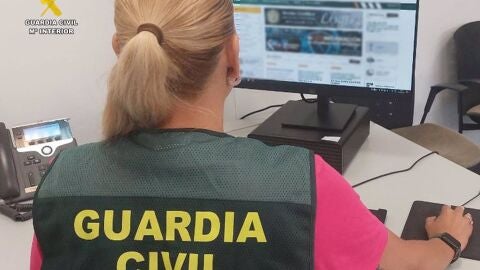 Una agente de la Guardia Civil en plena investigaci&oacute;n