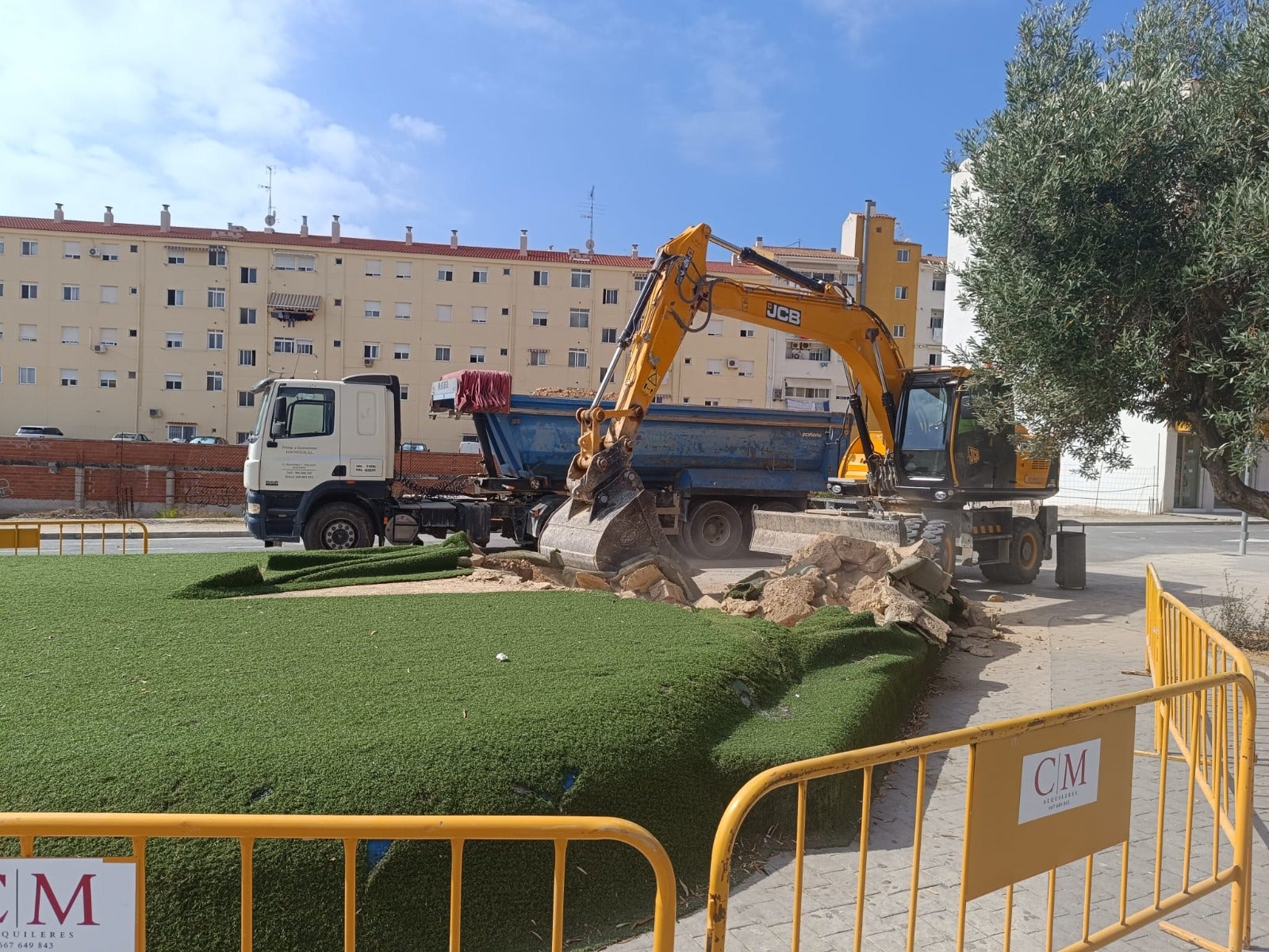La Vila comienza a quitar los montículos del parque de Presidente Adolfo Suárez para hacerlo accesible La Vila comienza a quitar los montículos del parque de Presidente Adolfo Suárez para hacerlo accesible